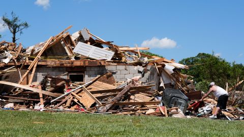 Una persona busca en las ruinas de su casa arrasada por un tornado en London, Kentucky.