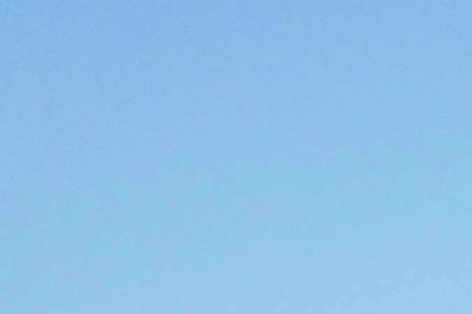 Un gran árbol derribado bloquea una calle después que una severa tormenta causara numerosos daños en Saint Louis, Missouri.