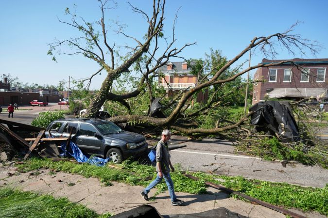 Un gran árbol derribado bloquea una calle después que una severa tormenta causara numerosos daños en Saint Louis, Missouri.