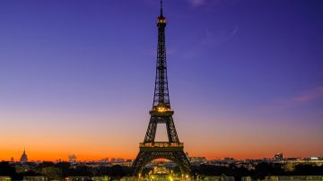 Desde su inauguración en 1889 como “La Torre de 300 metros”, esta icónica estructura parisina fue durante más de 40 años la torre más alta del mundo.