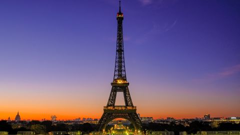 Desde su inauguración en 1889 como “La Torre de 300 metros”, esta icónica estructura parisina fue durante más de 40 años la torre más alta del mundo.