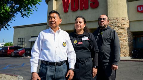 José Sánchez, Ahida Rivas y David Lozano han experimentado el impacto de la falta de personal en los supermercados de L.A.