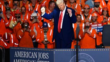 El presidente Donald Trump celebra después de hablar en la planta de U.S. Steel Mon Valley Works-Irvin, en Pensilvania.