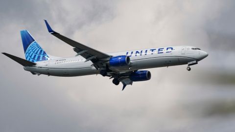 United Airlines emitió un comunicado confirmando el incidente y asegurando que no se reportaron heridos.