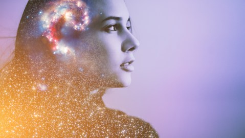 De acuerdo con la espiritualidad, a través del pensamiento enviamos señales al universo.