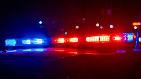 el joven cayó de la parte delantera del remolque y fue atropellado por las ruedas del vehículo, sufriendo heridas críticas.