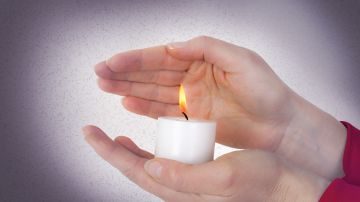 El blanco es uno de los colores más comunes en las velas que se prenden en lo espiritual.