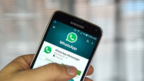 Para saber si tu dispositivo Samsung puede seguir usando WhatsApp, solo tienes que revisar la versión del sistema operativo.