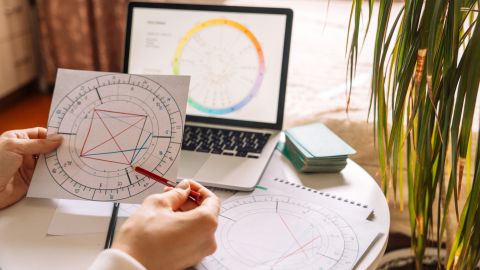 Los astros auguran una sacudida cósmica en la carta de cada signo.