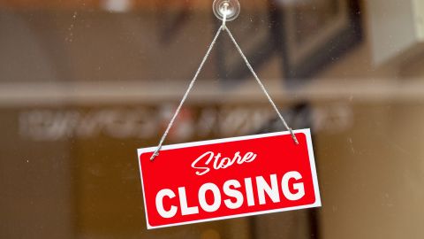 ¿Qué locales estarán abiertos y cerrados durante el Día de los Caídos en 2025?
