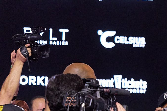 Jake Paul y Julio César Chávez Jr. posan momentos después de la ceremonia del pesaje para su pelea de este sábado en Anaheim. Ambos dieron el peso reglamentario.