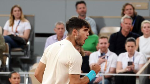 PARIS (France), 06/06/2025.- Carlos Alcaraz of Spain celebrates a point during his Men's Singles semi-finals match against Lorenzo Musetti of Italy at the French Open Grand Slam tennis tournament at Roland Garros in Paris, France, 06 June 2025. (Tenis, Abierto, Francia, Italia, España) EFE/EPA/MOHAMMED BADRA
