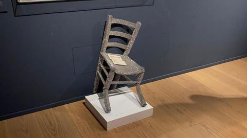 Una pareja rompe la "silla de Van Gogh" al intentar tomarse una foto en un museo italiano