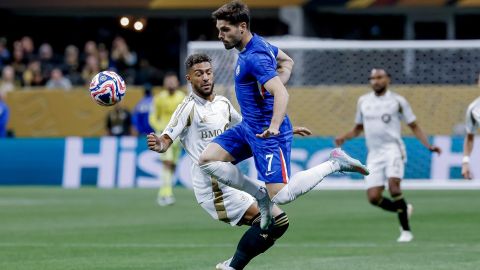 ATLANTA (United States), 16/06/2025.- Pedro Neto (R) of Chelsea in action against Denis Bouanga (L) of Los Angeles during the FIFA Club World Cup 2025 group stage match between Chelsea FC and Los Angeles FC in Atlanta, Georgia, USA, 16 June 2025. (Mundial de Fútbol) EFE/EPA/ERIK S. LESSER