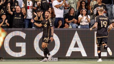Denis Bouanga en festejo de gol.