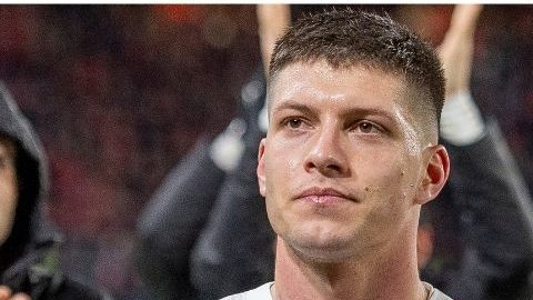 AC Milan's Luka Jovic applauds the fans after the end of the Europa League soccer match between Rennes and AC Milan at the Roazhon Park stadium in Rennes, western France, Thursday, Feb. 22, 2024. (AP Photo/Mathieu Pattier)