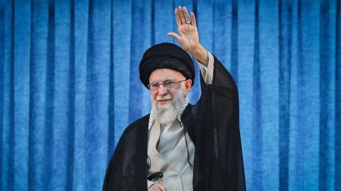 El líder supremo de Irán amenaza a EE.UU. con un "daño irreparable" si entra en el conflicto del lado de Israel