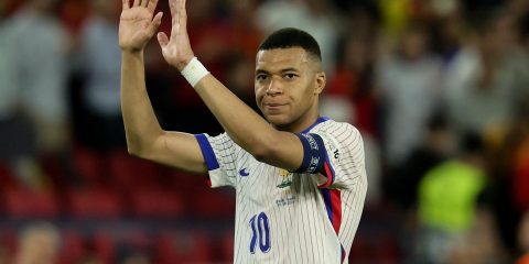 Stuttgart (Germany), 05/06/2025.- France's Kylian Mbappe greet supporters after losing the UEFA Nations League semi-final soccer match between Spain and France, in Stuttgart, Germany, 05 June 2025. (Francia, Alemania, España) EFE/EPA/RONALD WITTEK