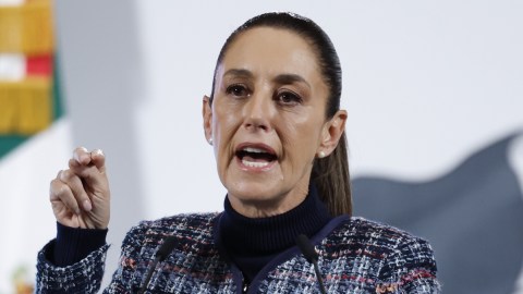 Sheinbaum responde a Pam Bondi tras poner a México como adversario extranjero.: “no está informada, no tiene sustento”