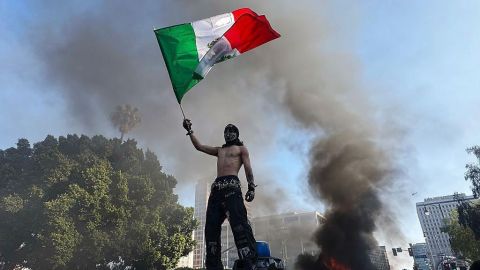 Por qué causa polémica la presencia de la bandera de México en las protestas en Los Ángeles contra las redadas migratorias
