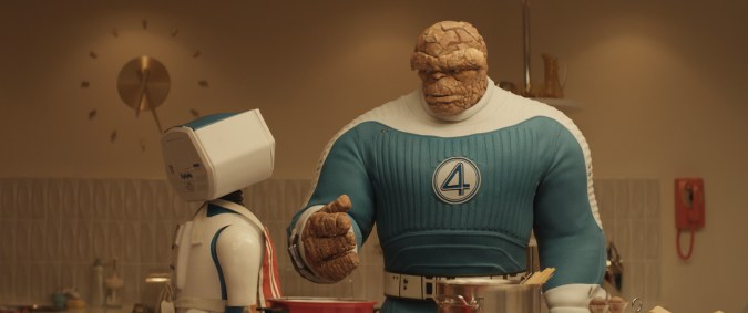 El robot H.E.R.B.I.E y Ebon Moss-Bachrach en el papel de Ben Grimm / La Cosa.