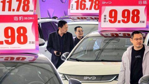 "Manejo un auto eléctrico porque soy pobre": cómo China logró masificar la compra de estos vehículos entre sus ciudadanos