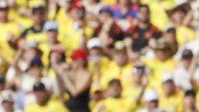 . BARRANQUILLA (COLOMBIA), 06/06/2025.- Jhon Durán (i) de Colombia disputa el balón con Pedro Gallese de Perú este viernes, en un partido por las eliminatorias sudamericanas para el Mundial 2026 entre las selecciones de Colombia y Perú en el estadio Metropolitano en Barranquilla (Colombia). EFE/Mauricio Dueñas Castañeda