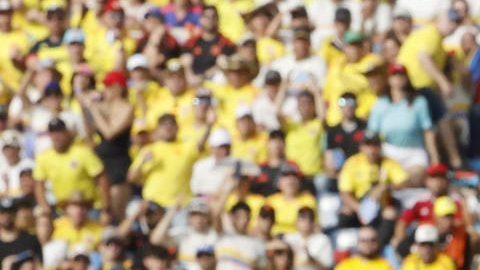 . BARRANQUILLA (COLOMBIA), 06/06/2025.- Jhon Durán (i) de Colombia disputa el balón con Pedro Gallese de Perú este viernes, en un partido por las eliminatorias sudamericanas para el Mundial 2026 entre las selecciones de Colombia y Perú en el estadio Metropolitano en Barranquilla (Colombia). EFE/Mauricio Dueñas Castañeda