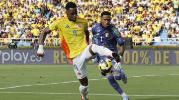 . BARRANQUILLA (COLOMBIA), 06/06/2025.- Jhon Durán (i) de Colombia disputa el balón con Pedro Gallese de Perú este viernes, en un partido por las eliminatorias sudamericanas para el Mundial 2026 entre las selecciones de Colombia y Perú en el estadio Metropolitano en Barranquilla (Colombia). EFE/Mauricio Dueñas Castañeda