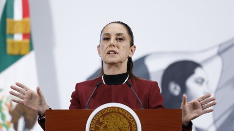 Sheinbaum califica como "injusta" la violenta detención a golpes de un mexicano en EE.UU.