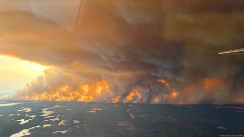 Incendios forestales fuerzan a más evacuaciones en Canadá