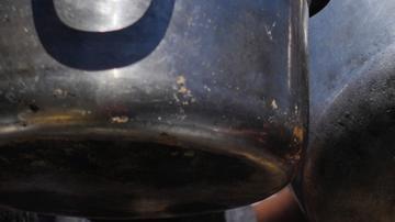 Los palestinos se reúnen en una cocina comunitaria en Khan Younis, en el sur de la Franja de Gaza, donde los residentes dicen que el flujo de ayuda alimentaria aún no llega al norte.