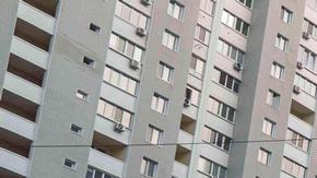 Un hombre limpia los escombros del balcón de su casa dañada por un ataque ruso con drones en Kiev, Ucrania.