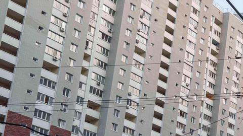 Un hombre limpia los escombros del balcón de su casa dañada por un ataque ruso con drones en Kiev, Ucrania.