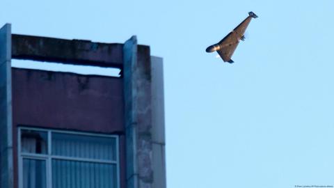 Un dron ruso ataca un edificio durante el ataque aéreo masivo con misiles y drones de Rusia en Kiev.