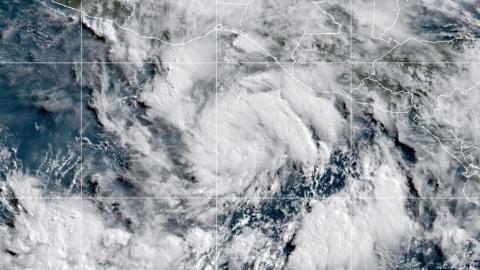 La imagen de satélite proporcionada por la NOAA muestra la tormenta tropical Erick antes de convertirse en huracán 3.