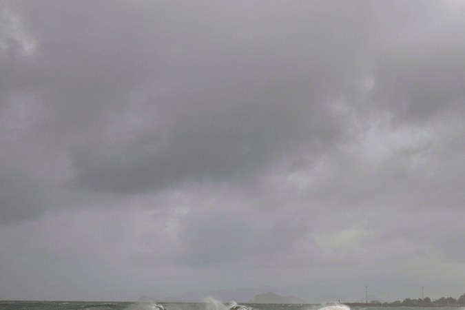 Huracán Erick toca tierra como categoría tres en el estado mexicano de Oaxaca