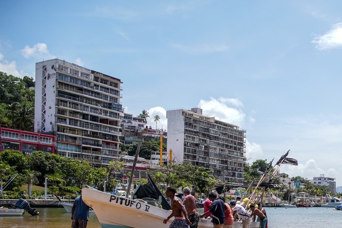 México se prepara ante el embate del huracán Erick que amenaza a los estados de Oaxaca y Guerrero