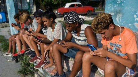 "No puedes comprar un paquete de datos porque ya te quedas sin comer": la ola de malestar en Cuba por el aumento de las tarifas de internet