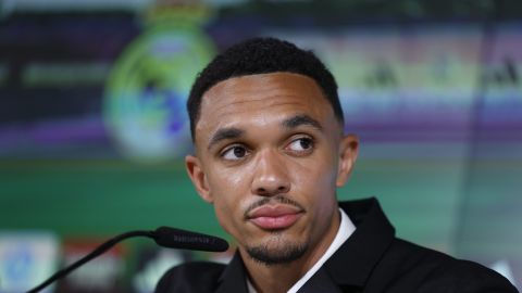 MADRID, 12/06/2025.- El futbolista inglés Trent Alexander-Arnold, durante su presentación este jueves como nuevo jugador del Real Madrid. El inglés, procedente del Liverpool, firmó un contrato que le liga al club blanco hasta el 30 de junio de 2031 y su dorsal será el 12, el número que ya lucirá en el Mundial de Clubes. EFE/ Chema Moya
