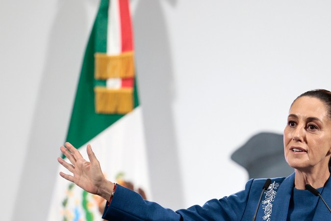 Sheinbaum admite que bandera de México en protestas de EE.UU. puede ser una "provocación”