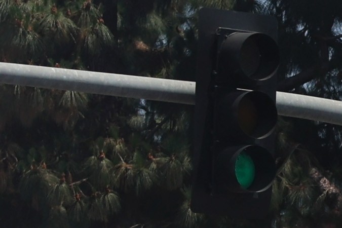 Agentes usan humo contra los manifestantes durante un enfrentamiento cerca de un Home Depot después de una redada de ICE en Paramount, California.