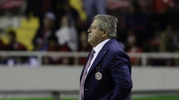 AMDEP7129. SAN JOSÉ (COSTA RICA), 10/06/2025.- El seleccionador de Costa Rica, Miguel Herrera, da indicaciones este martes, en un partido por las eliminatorias de Concacaf para el Mundial 2026 entre las selecciones de Costa Rica y Trinidad y Tobago en el estadio Nacional en San José (Costa Rica). EFE/Jeffrey Arguedas