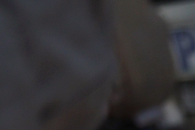 Un agente federal apunta su arma a los manifestantes durante un enfrentamiento cerca de un Home Depot después de una redada de ICE en Paramount, California.