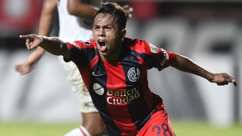 "Perrito" Barrios celebra un gol con San Lorenzo.