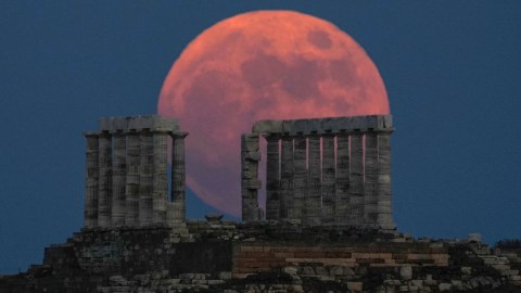 La Luna de Fresa es un recordatorio al cambio de las estaciones y rememora tradiciones de pueblos nativos.