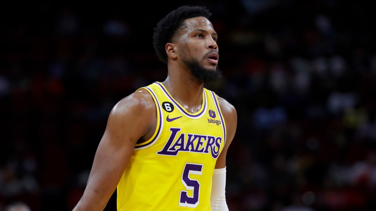 Investigan a exjugador de los Lakers por presunto vínculo con apuestas en la NBA