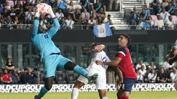 Raiko Arozarena realiza una atajada durante un partido de la Copa Oro.