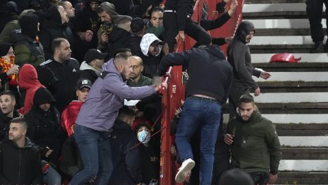 Imagen referencial de fanáticos en las gradas de un estadio.