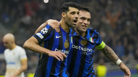 Inter Milan's Mehdi Taremi, left, celebrates with Inter Milan's Lautaro Martinez after scoring his side's fourth goal from penalty spot during the Champions League opening phase soccer match between Inter Milan and Red Star, at the San Siro stadium in Milan, Italy, Tuesday, Oct. 1, 2024. (AP Photo/Luca Bruno)